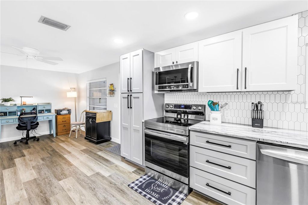 Image 7 of property listing at 672 SUGAR PALM STREET, Largo, FL 33778