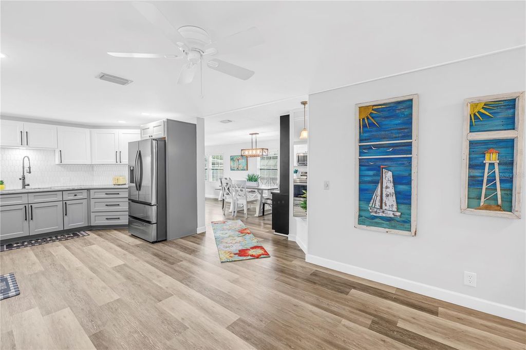 Image 8 of property listing at 672 SUGAR PALM STREET, Largo, FL 33778