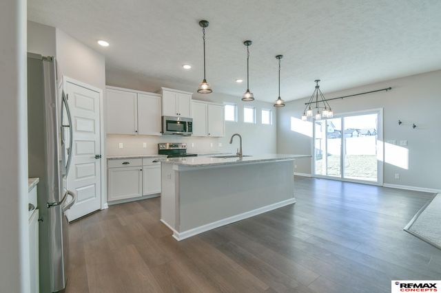 8759 S 80th Street, Lincoln, NE 68516