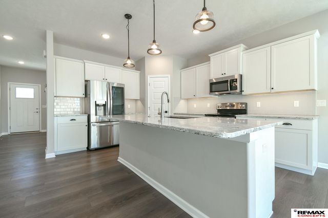 8759 S 80th Street, Lincoln, NE 68516