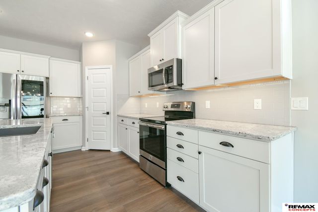 8759 S 80th Street, Lincoln, NE 68516