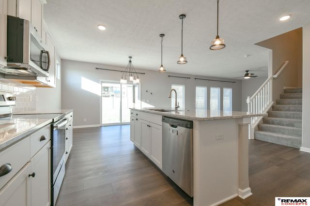 8759 S 80th Street, Lincoln, NE 68516