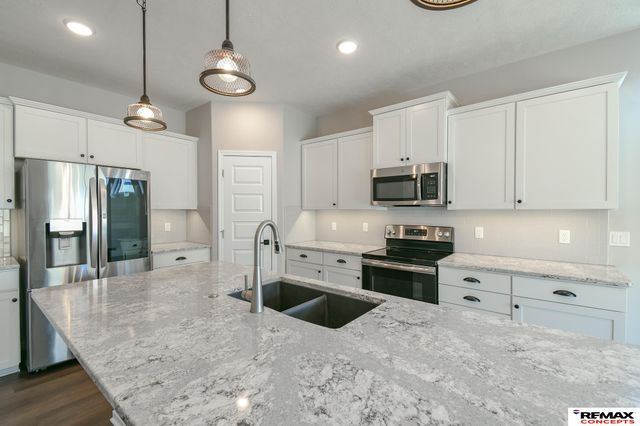 8759 S 80th Street, Lincoln, NE 68516