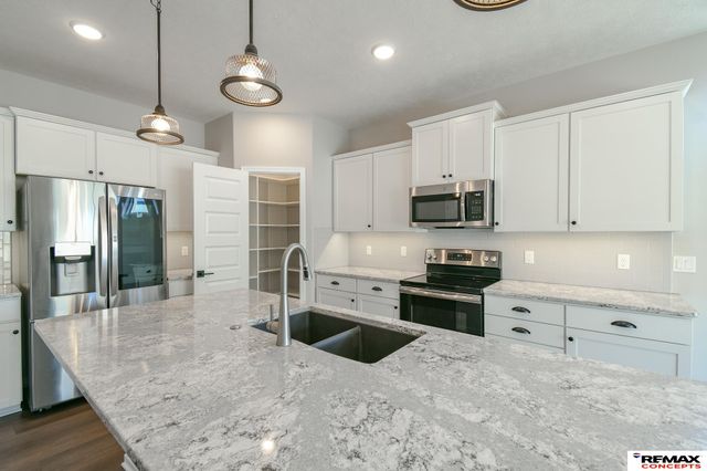 8759 S 80th Street, Lincoln, NE 68516