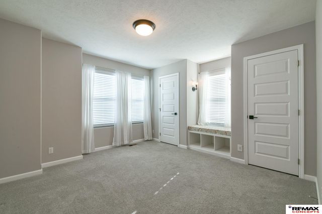 8759 S 80th Street, Lincoln, NE 68516