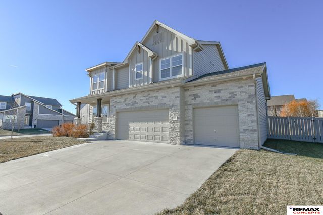 8759 S 80th Street, Lincoln, NE 68516