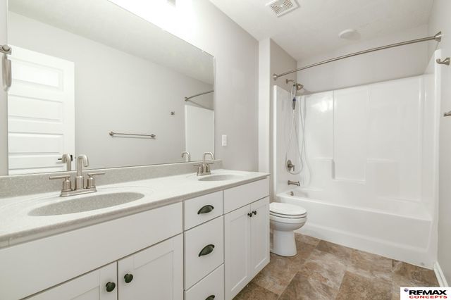 8759 S 80th Street, Lincoln, NE 68516