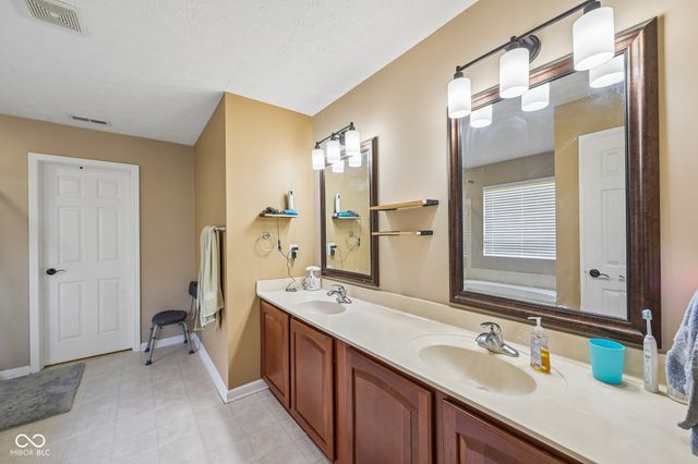 511 Georgetown Road, Greenwood, IN 46142
