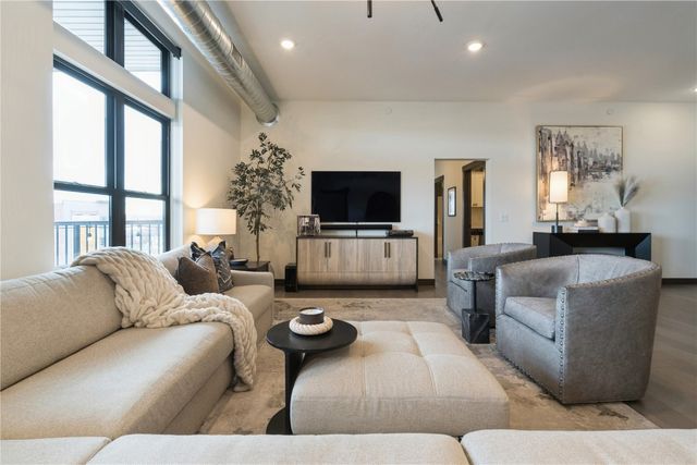 329 12th Ave SE 401, Cedar Rapids, IA 52401