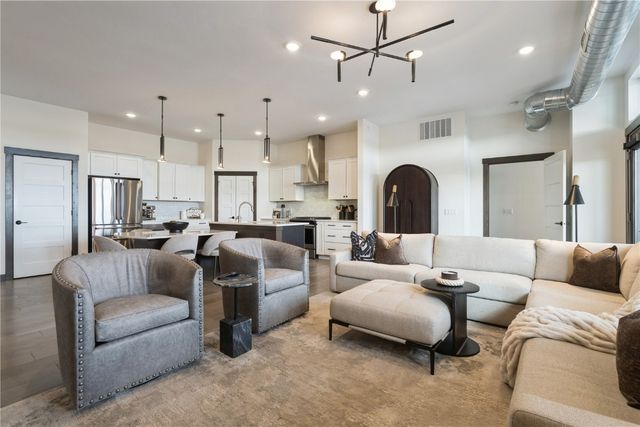 329 12th Ave SE 401, Cedar Rapids, IA 52401