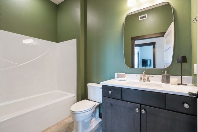 329 12th Ave SE 401, Cedar Rapids, IA 52401