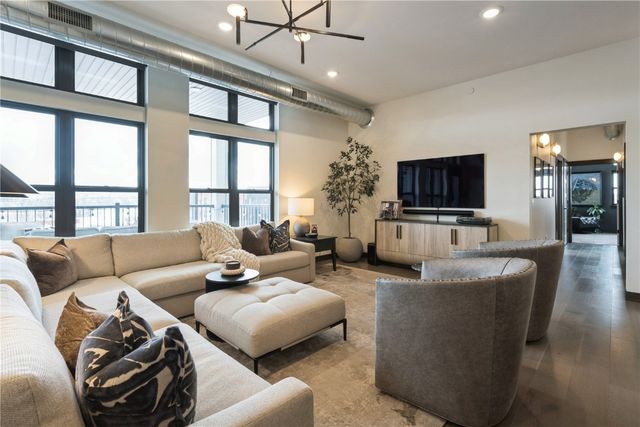 329 12th Ave SE 401, Cedar Rapids, IA 52401