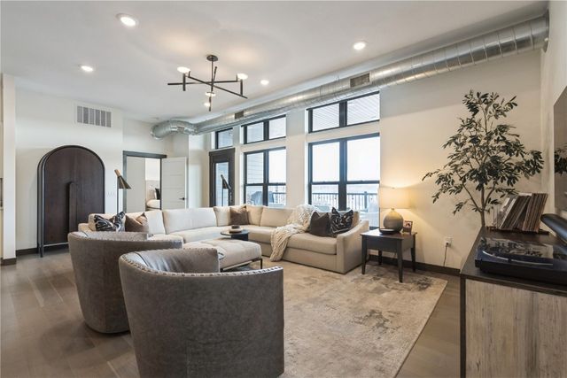 329 12th Ave SE 401, Cedar Rapids, IA 52401