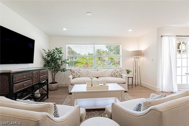 1530 Mandarin RD, Naples, FL 34102