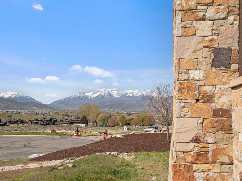 Image 36 of property listing at 1075 N OQUIRRH DR, Heber City, UT 84032