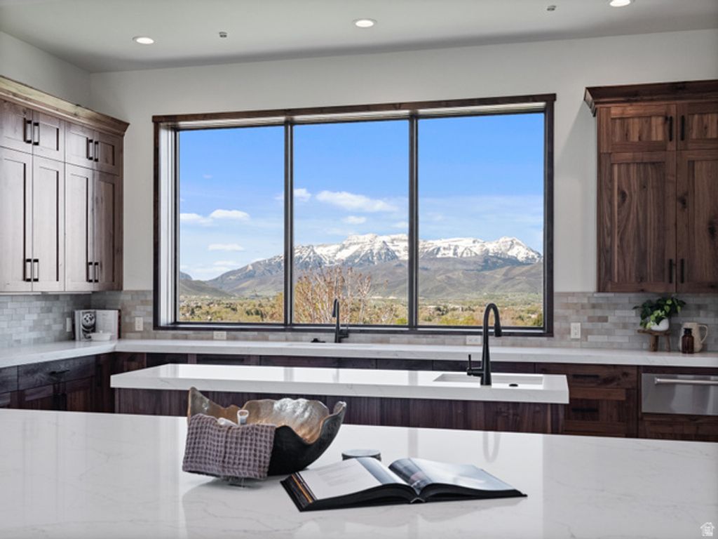 Image 6 of property listing at 1075 N OQUIRRH DR, Heber City, UT 84032