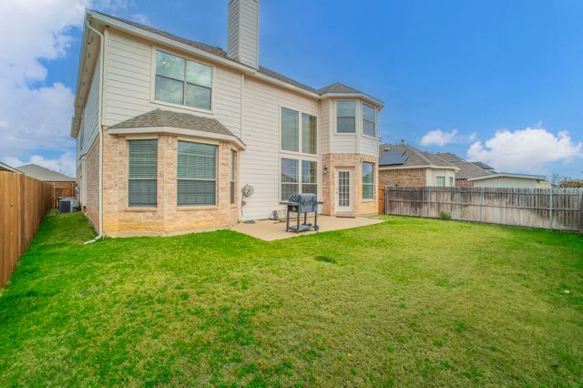 317 Crescent Creek Lane, Fort Worth, TX 76140