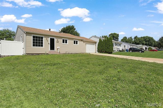 12089 Sunnycrest Place, Maryland Heights, MO 63043