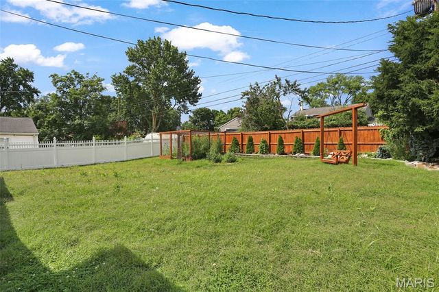 12089 Sunnycrest Place, Maryland Heights, MO 63043