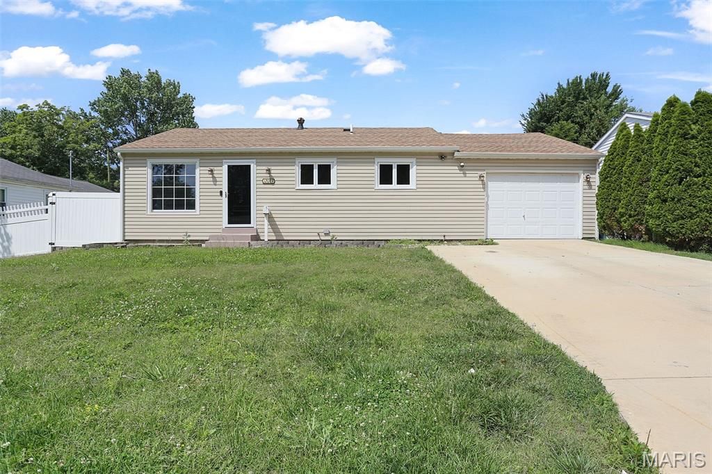12089 Sunnycrest Place, Maryland Heights, MO 63043