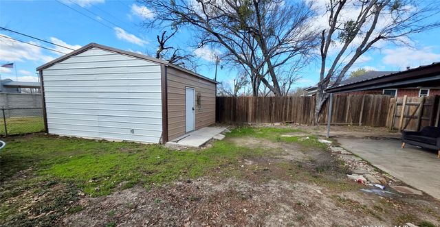 1304 Crestview Drive, Kaufman, TX 75142