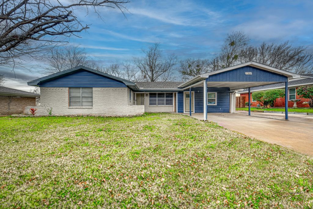 1304 Crestview Drive, Kaufman, TX 75142