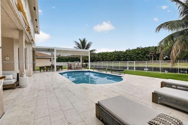 981 Waterside Cir, Weston, FL 33327
