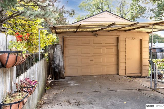 5611 Cedar Street, Omaha, NE 68106