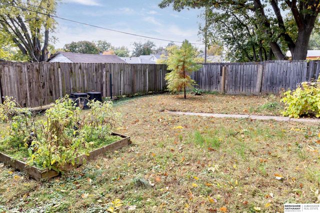 5611 Cedar Street, Omaha, NE 68106