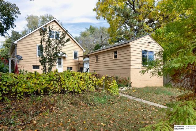 5611 Cedar Street, Omaha, NE 68106