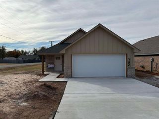 702 Cherry Ave, Cache, OK 73527