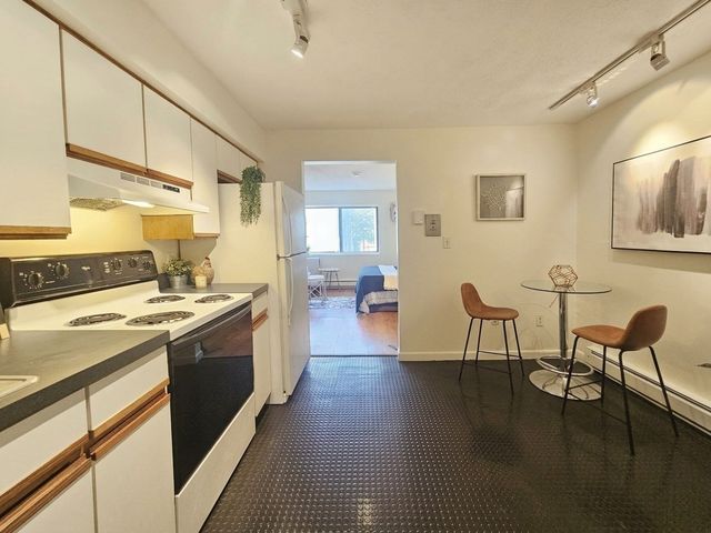 10 Roberts St 22, Somerville, MA 02145