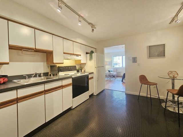10 Roberts St 22, Somerville, MA 02145