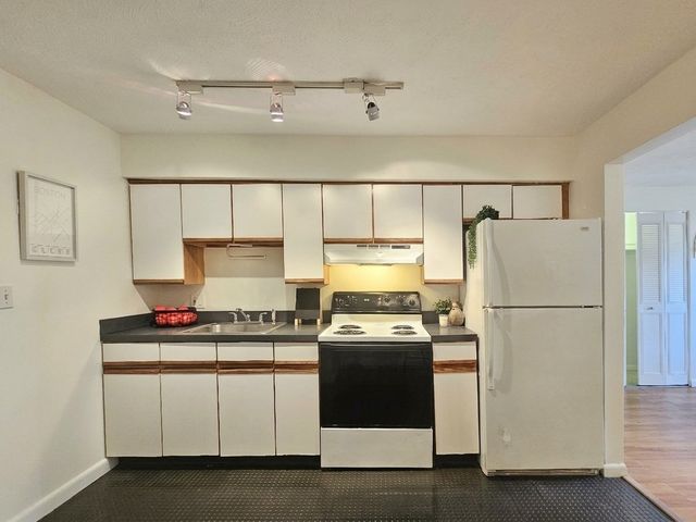 10 Roberts St 22, Somerville, MA 02145