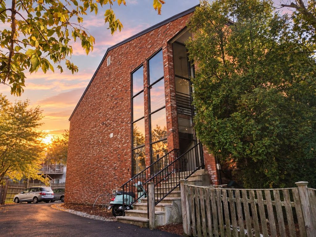 10 Roberts St 22, Somerville, MA 02145