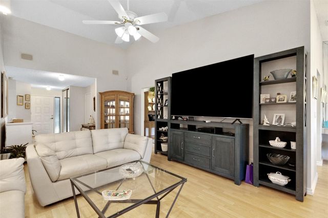 4928 S Boxwood Circle, Boynton Beach, FL 33436