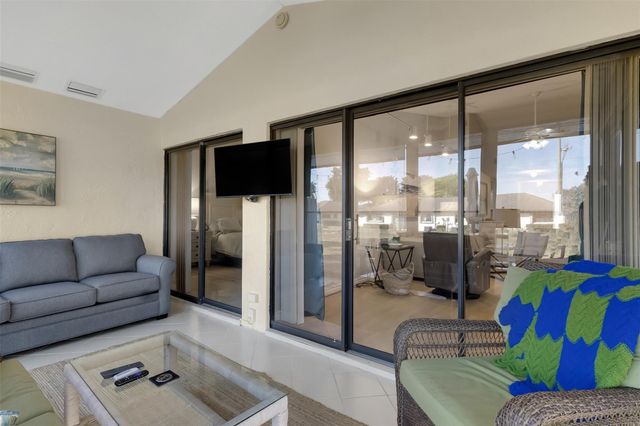 4928 S Boxwood Circle, Boynton Beach, FL 33436