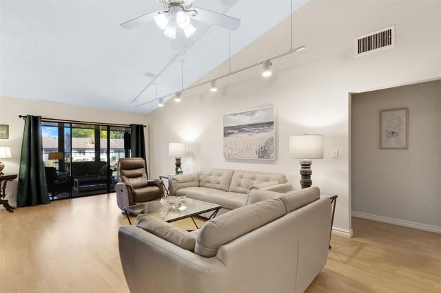 4928 S Boxwood Circle, Boynton Beach, FL 33436