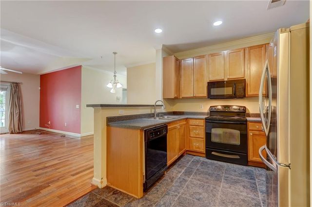 7104 W Friendly Avenue 306, Greensboro, NC 27410