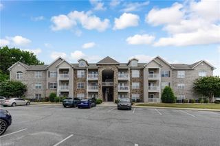 7104 W Friendly Avenue 306, Greensboro, NC 27410
