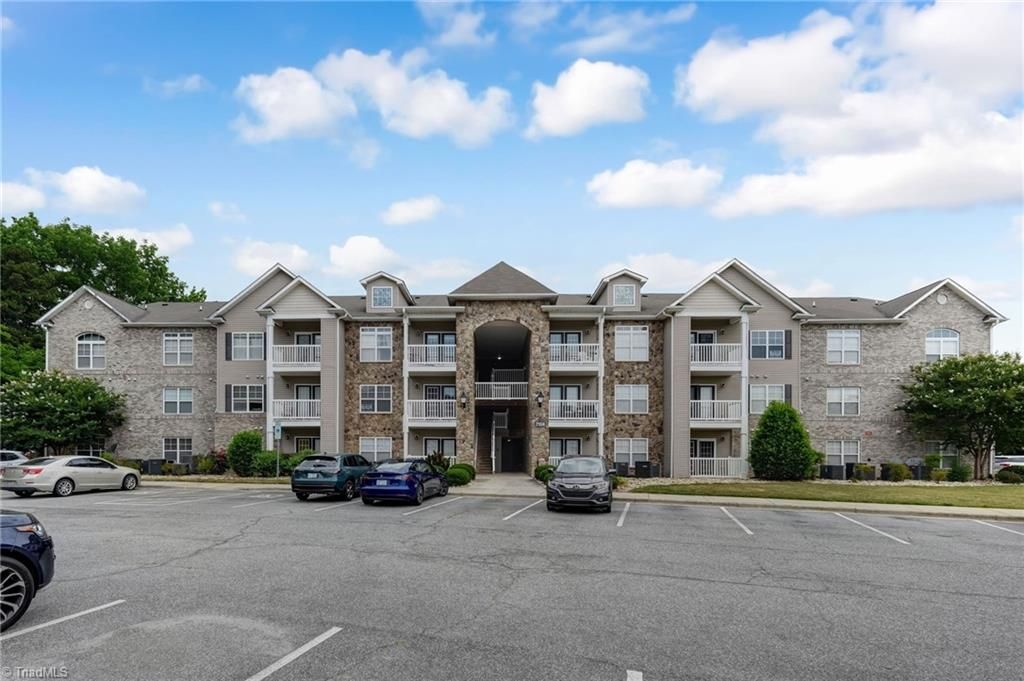 7104 W Friendly Avenue 306, Greensboro, NC 27410