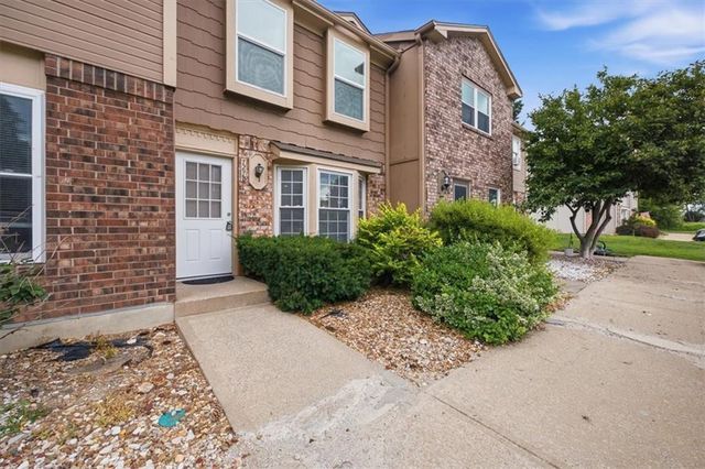 727 SW Liggett Road B, Blue Springs, MO 64015
