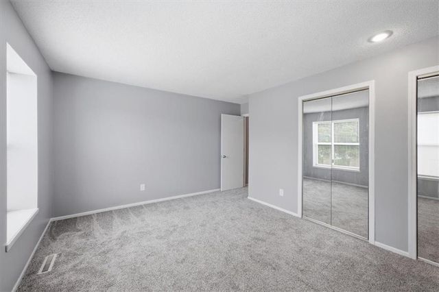 727 SW Liggett Road B, Blue Springs, MO 64015
