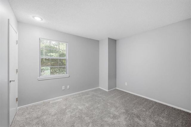 727 SW Liggett Road B, Blue Springs, MO 64015