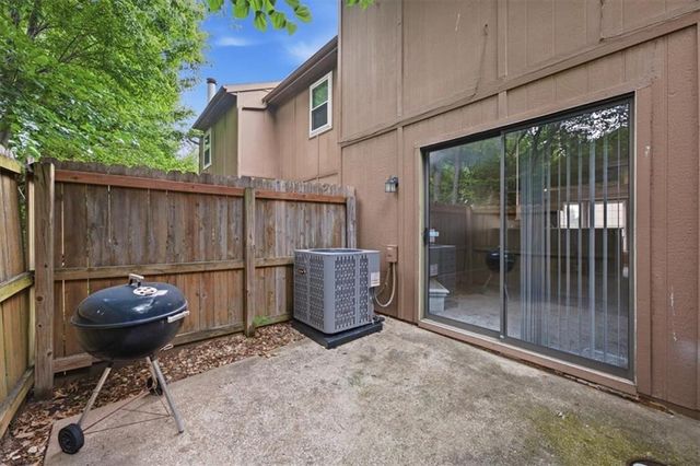 727 SW Liggett Road B, Blue Springs, MO 64015