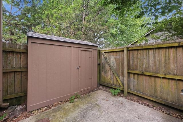 727 SW Liggett Road B, Blue Springs, MO 64015