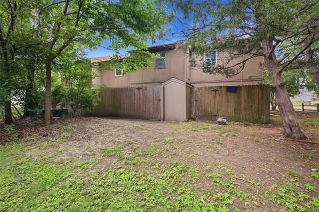 727 SW Liggett Road B, Blue Springs, MO 64015