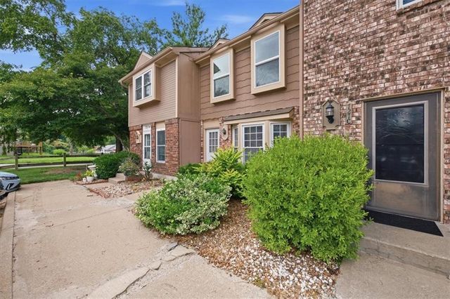 727 SW Liggett Road B, Blue Springs, MO 64015