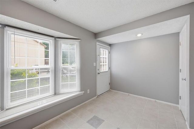 727 SW Liggett Road B, Blue Springs, MO 64015