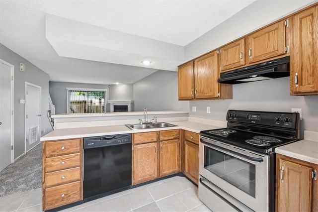 727 SW Liggett Road B, Blue Springs, MO 64015